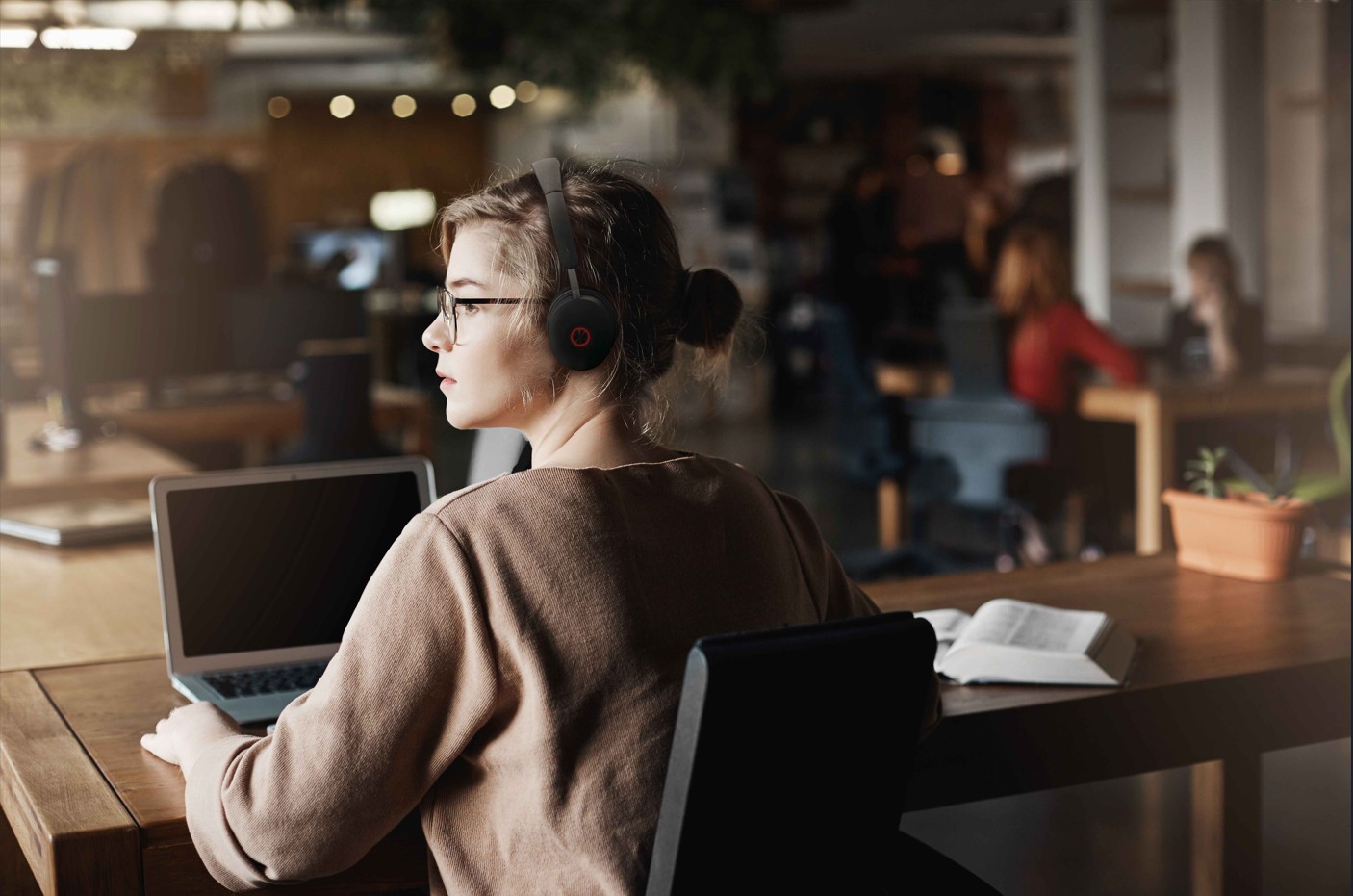 Yealink WH68 Dual UC DECT & Bluetooth Wireless Technology, 4-Mic Hybrid ANC, 4-Mic Noise Cancellation, All-Day-Wearing Comfort - Image 4